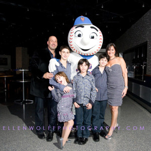 Mr Met poses with Alex and his family